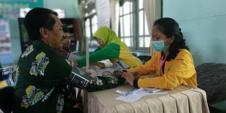 Peduli Kesehatan Lansia, Dinkes Laksanakan Pemeriksaan Kesehatan di Kelurahan Belimbing