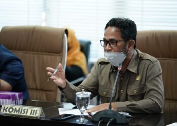 PARADASE.id – Dinas Koperasi  Usaha Kecil Menengah dan Perdagangan  (Diskop UKMP) Bontang melalui Kepala Tata Usaha (TU) UPT Pasar Abdul Malik, memberi penjelasan akan dugaan pungutan liar di Pasar Taman Rawa Indah (Tamrin).  	   Dia menjelaskan, pedagang di Pasar Tamrin memang sempat mengadakan rapat untuk mengantisipasi kemungkinan diputusnya air dan listrik, sebab mengira anggaran pemeliharaan yang tidak ada.   ‘Memang  pernah  rapat soal  itu, karena mengira anggaran peeliharaan pasar tidak ada, makanya mereka tentukan tarif,” ujar Abdul Malik, Kamis (03/06/2021) siang.   Diapun dengan tegas menampik bahwa pungutan liar soal   listrik dan   petugas kebersihan  tersebut diprakarsai UPT  Pasar Bontang.  Pihaknya disebut tidak terlibat dalam pungutan maupun mengetahui teknis.   “Yang jelas, kami tidak tau menau soal  pungutan itu,” ujarnya.   Dilanjutkan Abdul Malik, air dan listrik di Pasar  Tamrin sebenarnya masih ditanggung pihak Pemerintah Bontang hingga Desember tahun ini. Hal tersebut sesuai dengan durasi pemeliharaan   pasar tersebut.   “Air dan listrik masih ditanggung hingga akhir Desember tahun ini,” jelasny.a   Mengenai  toilet yang dikenakan tarif, Malik  pun menampik hal tersebut. Menurutnya hal itu tidak dibenarkan, dan jika ada sudah pasti dianggap ilegal.   “Toilet ini  kan diperuntukkan untuk publik, artinya  tidak boleh dikenakan tarikan,” tutupnya. (Adv)