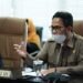 PARADASE.id – Dinas Koperasi  Usaha Kecil Menengah dan Perdagangan  (Diskop UKMP) Bontang melalui Kepala Tata Usaha (TU) UPT Pasar Abdul Malik, memberi penjelasan akan dugaan pungutan liar di Pasar Taman Rawa Indah (Tamrin).  	   Dia menjelaskan, pedagang di Pasar Tamrin memang sempat mengadakan rapat untuk mengantisipasi kemungkinan diputusnya air dan listrik, sebab mengira anggaran pemeliharaan yang tidak ada.   ‘Memang  pernah  rapat soal  itu, karena mengira anggaran peeliharaan pasar tidak ada, makanya mereka tentukan tarif,” ujar Abdul Malik, Kamis (03/06/2021) siang.   Diapun dengan tegas menampik bahwa pungutan liar soal   listrik dan   petugas kebersihan  tersebut diprakarsai UPT  Pasar Bontang.  Pihaknya disebut tidak terlibat dalam pungutan maupun mengetahui teknis.   “Yang jelas, kami tidak tau menau soal  pungutan itu,” ujarnya.   Dilanjutkan Abdul Malik, air dan listrik di Pasar  Tamrin sebenarnya masih ditanggung pihak Pemerintah Bontang hingga Desember tahun ini. Hal tersebut sesuai dengan durasi pemeliharaan   pasar tersebut.   “Air dan listrik masih ditanggung hingga akhir Desember tahun ini,” jelasny.a   Mengenai  toilet yang dikenakan tarif, Malik  pun menampik hal tersebut. Menurutnya hal itu tidak dibenarkan, dan jika ada sudah pasti dianggap ilegal.   “Toilet ini  kan diperuntukkan untuk publik, artinya  tidak boleh dikenakan tarikan,” tutupnya. (Adv)