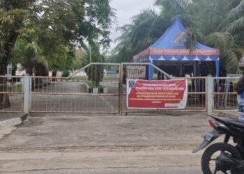 PARADASE.id – Momentum  hari lahir  Pancasila  ke-76 yang jatuh pada  hari ini, Selasa (01/06/2021). Peringatan yang bertema “Pancasila dalam Tindakan, Bersatu untuk Indonesia Tangguh” tahun ini disambut meriah oleh setiap kalangan masyarakat.   Salahsatunya datang dari Ketua DPRD Bontang Andi Faizal Sofyan Hasdam. Dia pun mengajak agar peringatan ini bisa dijadikan sebagai momentum persatuan dan kesatuan bangsa Indonesia.    Indonesia yang terdiri dari berbagai macam suku dan agama menurutnya bisa disatukan dengan menerapkan  secara utuh  nilai-nilai dari Pancasila.    “Mari jadikan  momentum hari lahir Pancasila ini untuk mempererat persatuan dan kesatuan sesama warga negara. Tidak  peduli  apapun suku dan agamanya,” pesan Andi Faiz.    Pun dia  mengimbau agar masyarakat kembali menerapkan nilai Pancasila dalam kehidupan sehari-hari. Lantaran selama beberapa tahun terakhir, Andi Faiz menilai,  penerapan nilai Pancasila kurang. Terutama  dalam menerapkan toleransi antara umat beragama.    ‘Mari kita amalkan kembali nilai Pancasila secara utuh dalam kehidupun sehari-hari,” ujarnya.   Upaya  melemahkan Pancasila beberapa tahun terakhir pun dianggapnya perbuatan yang tidak  perlu. Apalagi dalam mengganti ideologi Pancasila dengan paham yang  lain.    Sebab menurutnya, Pancasila merupakan ideologi yang sudah final dan memuat semua kepentingan masyarakat Indonesia.    “Mengganti Pancasila dengan ideologi yang lain saya rasa tidak  perlu. Pancasila sudah paten dan harus kita  terapkan dalam  kehidupan berbangsa dan bernegara. Toh Pancasila merupakan warisan dari pahlawan yang  berjuang  merebut kemerdekaan indonesia  yang harus dijaga,” pungkasnya. (Adv)