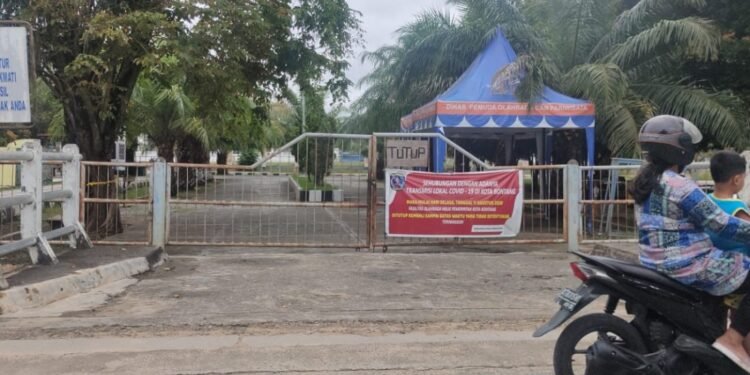 PARADASE.id – Momentum  hari lahir  Pancasila  ke-76 yang jatuh pada  hari ini, Selasa (01/06/2021). Peringatan yang bertema “Pancasila dalam Tindakan, Bersatu untuk Indonesia Tangguh” tahun ini disambut meriah oleh setiap kalangan masyarakat.   Salahsatunya datang dari Ketua DPRD Bontang Andi Faizal Sofyan Hasdam. Dia pun mengajak agar peringatan ini bisa dijadikan sebagai momentum persatuan dan kesatuan bangsa Indonesia.    Indonesia yang terdiri dari berbagai macam suku dan agama menurutnya bisa disatukan dengan menerapkan  secara utuh  nilai-nilai dari Pancasila.    “Mari jadikan  momentum hari lahir Pancasila ini untuk mempererat persatuan dan kesatuan sesama warga negara. Tidak  peduli  apapun suku dan agamanya,” pesan Andi Faiz.    Pun dia  mengimbau agar masyarakat kembali menerapkan nilai Pancasila dalam kehidupan sehari-hari. Lantaran selama beberapa tahun terakhir, Andi Faiz menilai,  penerapan nilai Pancasila kurang. Terutama  dalam menerapkan toleransi antara umat beragama.    ‘Mari kita amalkan kembali nilai Pancasila secara utuh dalam kehidupun sehari-hari,” ujarnya.   Upaya  melemahkan Pancasila beberapa tahun terakhir pun dianggapnya perbuatan yang tidak  perlu. Apalagi dalam mengganti ideologi Pancasila dengan paham yang  lain.    Sebab menurutnya, Pancasila merupakan ideologi yang sudah final dan memuat semua kepentingan masyarakat Indonesia.    “Mengganti Pancasila dengan ideologi yang lain saya rasa tidak  perlu. Pancasila sudah paten dan harus kita  terapkan dalam  kehidupan berbangsa dan bernegara. Toh Pancasila merupakan warisan dari pahlawan yang  berjuang  merebut kemerdekaan indonesia  yang harus dijaga,” pungkasnya. (Adv)