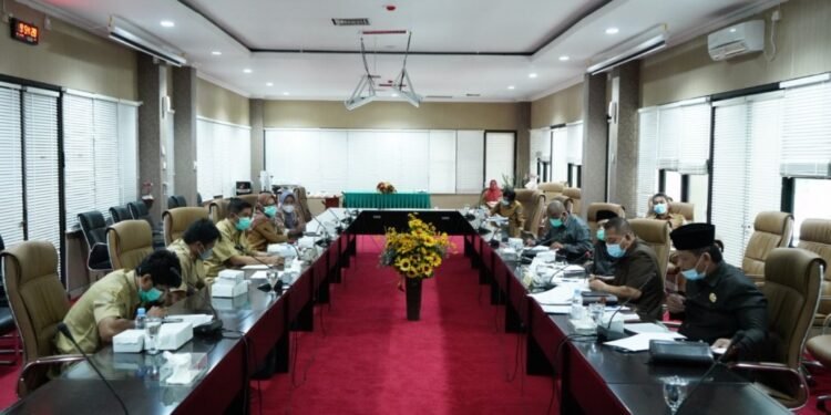 Anggota Komisi I DPRD Bontang Sebut Malam Hari Waktu Moment yang Baik Berdiskusi Terkait Pembangunan Turap dengan Warga Guntung