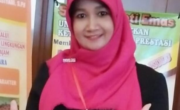 Romida, Jadi Guru Sambil Aktif Aksi Sosial? Kenapa Tidak