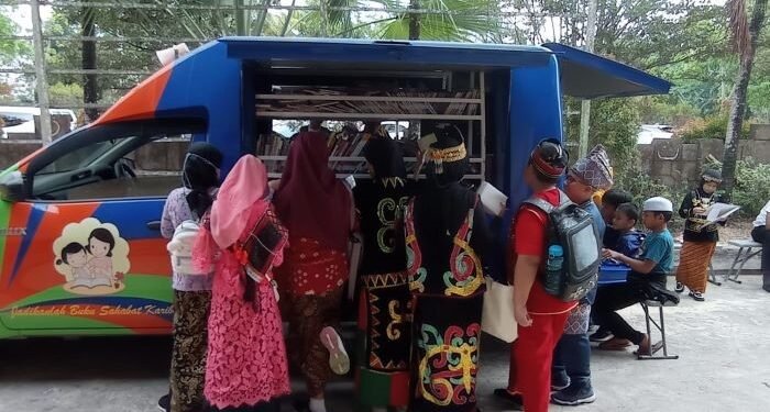 Ramaikan Bulan Bahasa, DPK Kaltim Hadirkan Mobil Perpustakaan Keliling di SD Fastabiqul Khairat