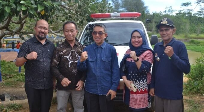 Bupati Ardiansyah Serahkan 2 Unit Ambulance untuk 2 Desa di Kaubun