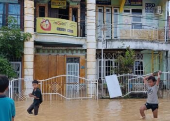 Turap Sungai di Bontang Permai Jebol, dalam Hitungan Menit Banjir Rendam Ratusan Rumah