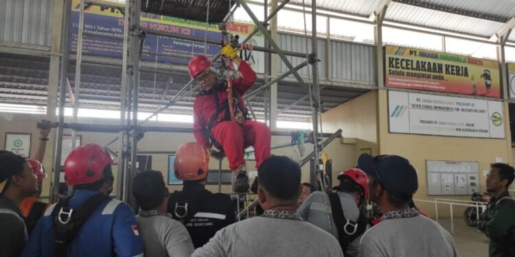Puluhan Tenaga Kerja Lokal Bontang Dilatih Bekerja di Area Ketinggian
