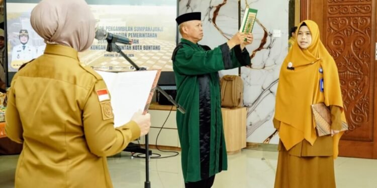 Neni Moerniaeni Lantik Yuti Nurhayati sebagai Kabag Pemerintahan Setda Bontang