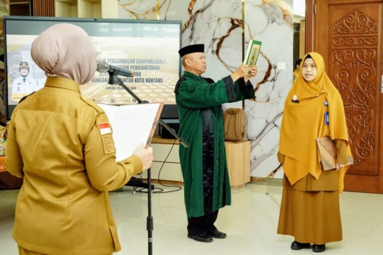 Neni Moerniaeni Lantik Yuti Nurhayati sebagai Kabag Pemerintahan Setda Bontang